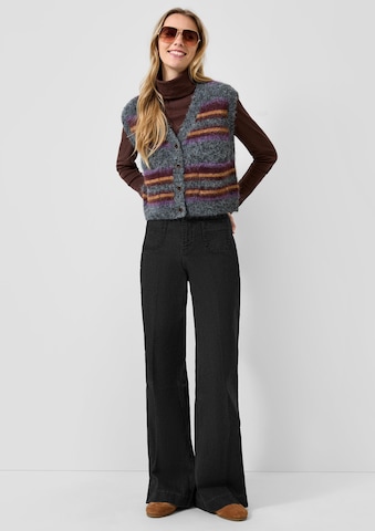 QS Flared Jeans in Black: front