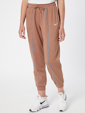 Nike Sportswear Tapered Bukser i brun: forside