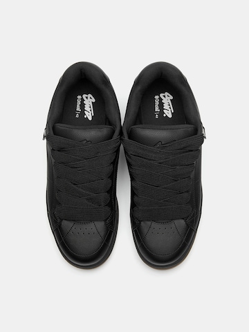 Pull&Bear Trampki niskie w kolorze czarny