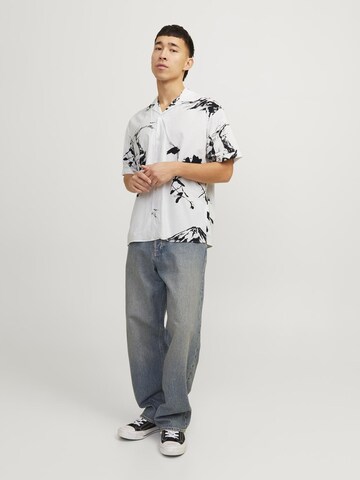 Comfort Fit Cămașă 'Palma Resort' de la JACK & JONES pe alb