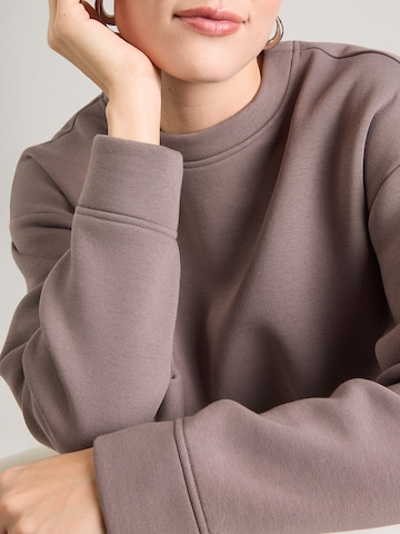 ABOUT YOU Свитшот 'Daniela' в Коричневый