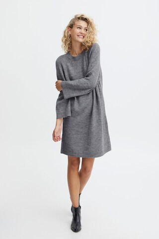 b.young Strickkleid in Grau