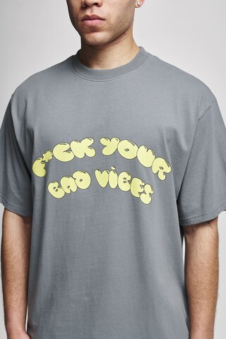 Tricou 'Vibes' de la 2Y Studios pe gri
