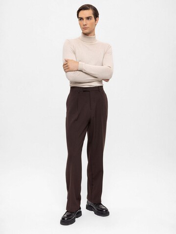 Antioch Regular Trousers in Brown