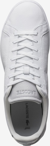 Baskets basses 'Carnaby' LACOSTE en blanc