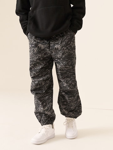 Next - Tapered Pantalón en negro: frente
