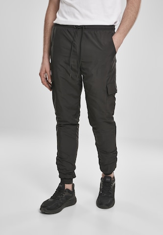 Urban Classics Tapered Cargo trousers in Black: front