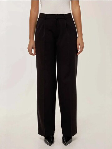Loosefit Pantaloni con pieghe di Hiccup in nero: frontale