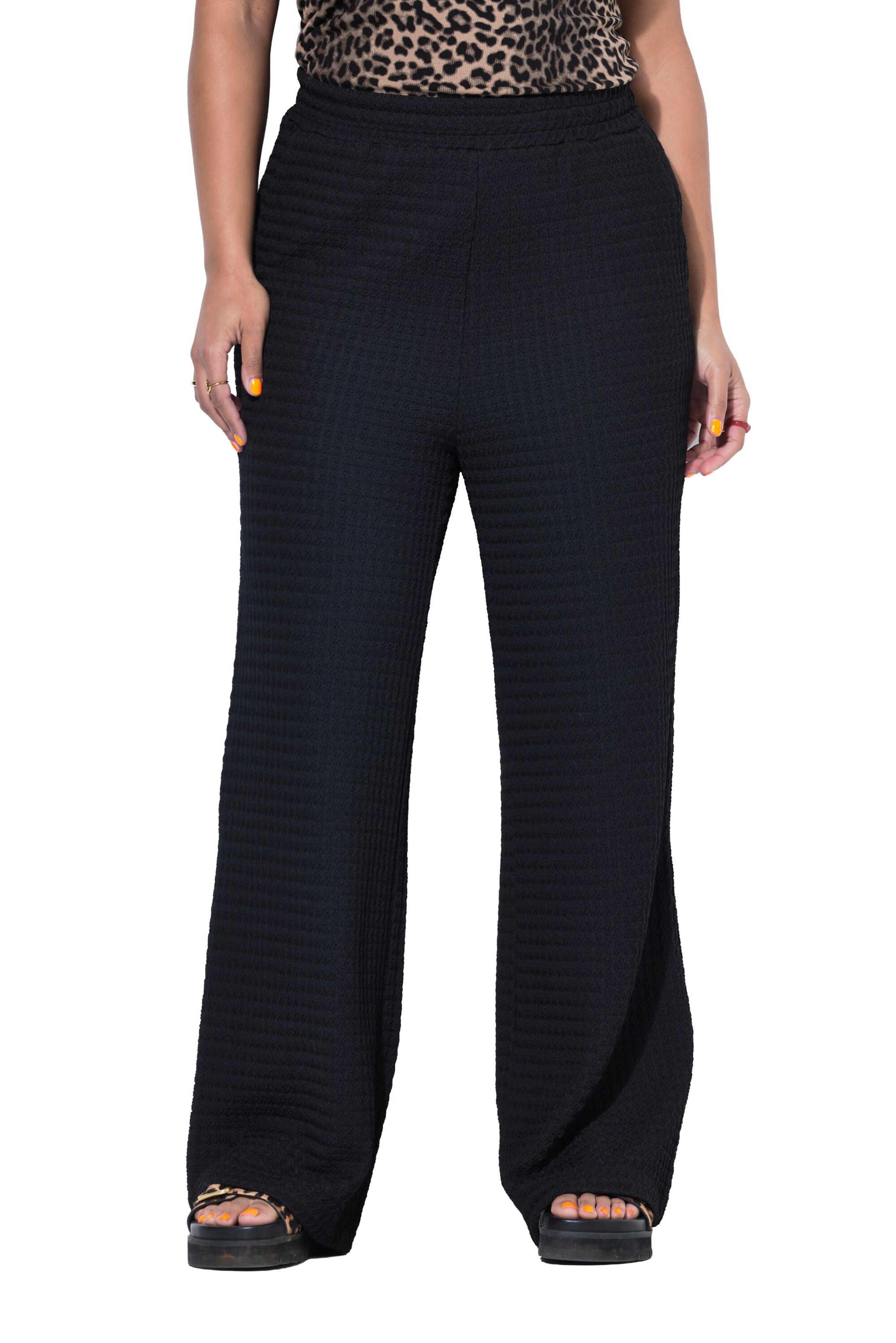 Studio Untold Loosefit Hose in Schwarz