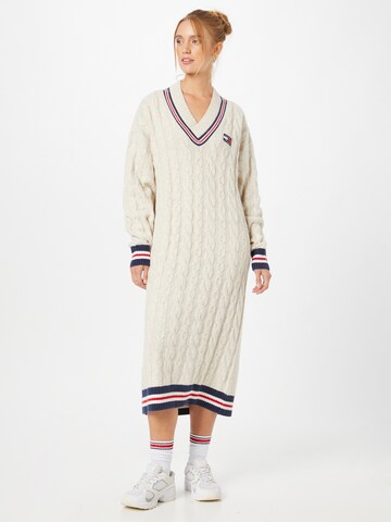 Tommy Jeans Knitted dress in Beige: front