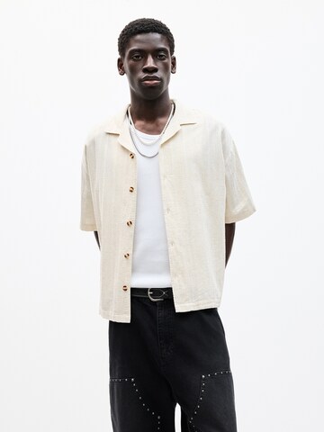 Coupe regular Chemise Pull&Bear en beige : devant