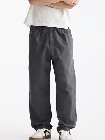 Pull&Bear Regular Trousers in Grey: front