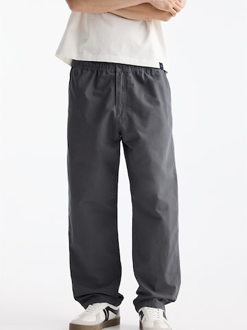 Pull&Bear Regular Pants in Grey: front