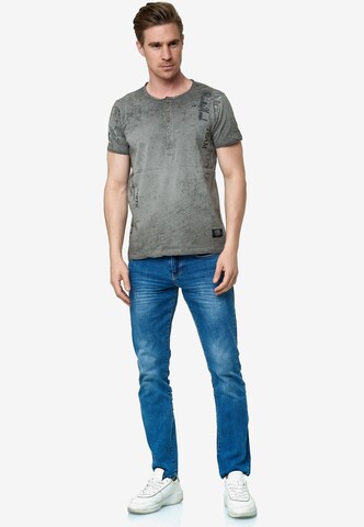 Rusty Neal T-Shirt mit seitlichem Druck in Grau