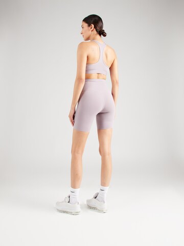 NIKE Skinny Sportshorts in Lila