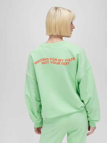 UNFOLLOWED x ABOUT YOU Sweatshirt 'HUNGRY' i grøn: tilbage