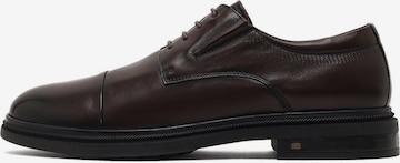 Chaussure à lacets Derimod en marron : devant