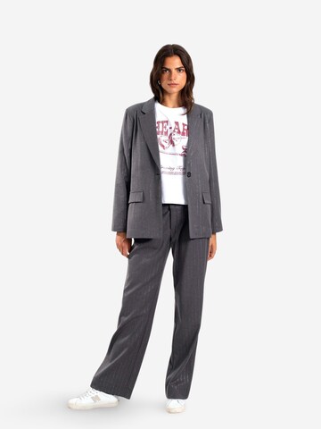 THE-ARE - regular Pantalón en gris