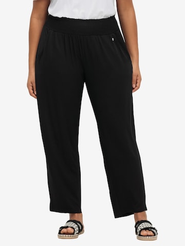 SHEEGO - Loosefit Pantalón en negro: frente