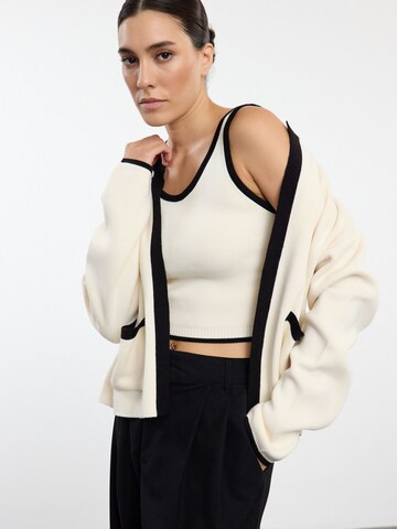 Cardigan Trendyol en beige : devant