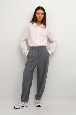 Tapered Pantaloni con pieghe 'Merle' di Kaffe in grigio