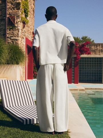 Bershka Comfort Fit Hemd in Weiß