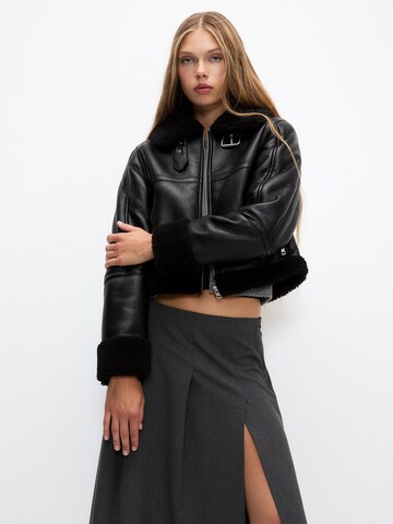 Pull&Bear Kurtka przejściowa w kolorze czarny: przód