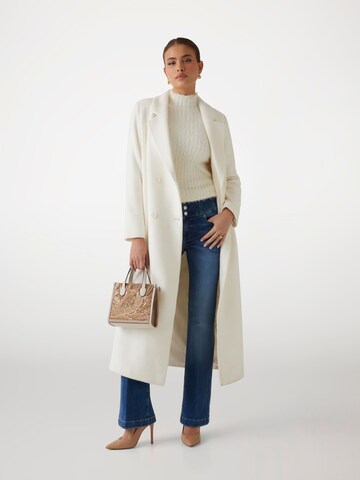 GUESS Flared Jeans in Blau