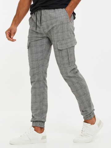 Effilé Pantalon cargo Threadbare en gris : devant