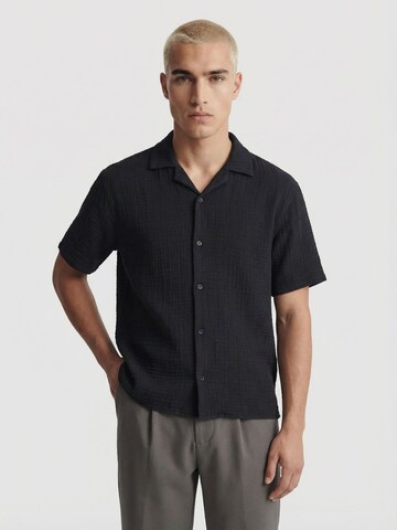 aprel Comfort fit Button Up Shirt in Black: front