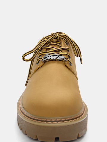 Pantofi cu șireturi de la Pull&Bear pe galben