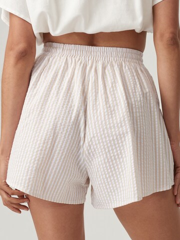 regular Pantaloni 'MIMMI' di The Fated in beige: dietro