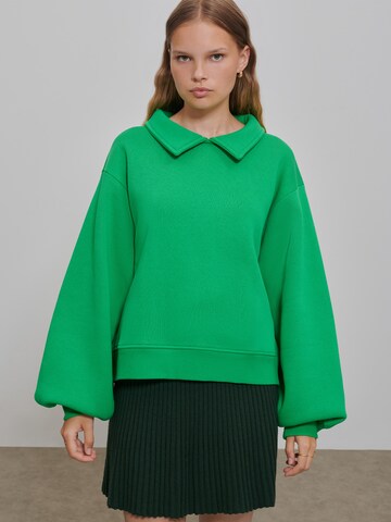 florence by mills exclusive for ABOUT YOU Sweatshirt 'Joy' (OCS) in Grün: Vorderseite