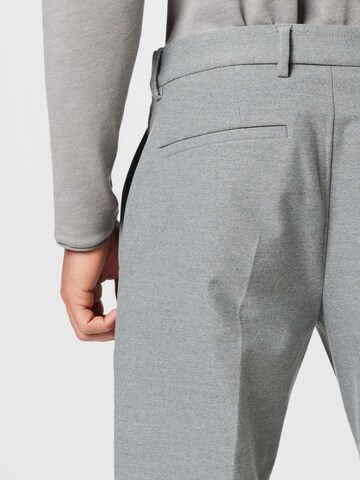 Coupe slim Pantalon à plis ESPRIT en gris