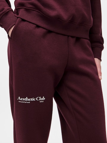 Effilé Pantalon 'PCRISSO' PIECES en rouge