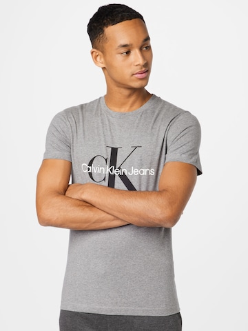 T-Shirt Calvin Klein Jeans en gris : devant