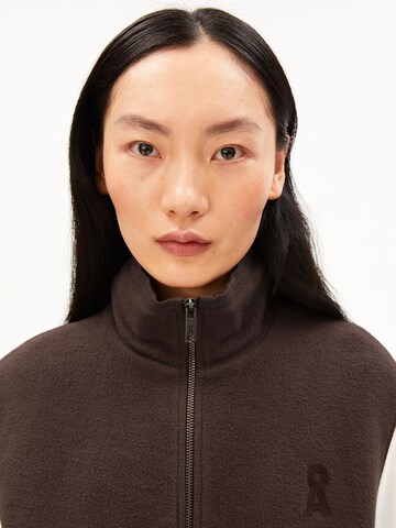 ARMEDANGELS Bodywarmer in Bruin: voorkant