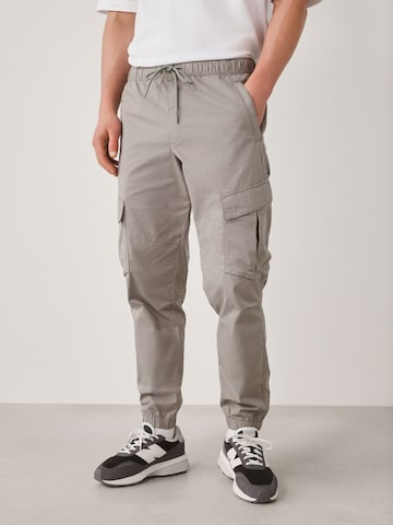 Next - Tapered Pantalón cargo en blanco