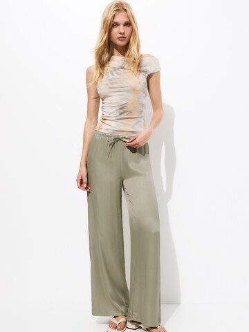 Pull&BearWide Leg/ Široke nogavice Hlače - zelena boja
