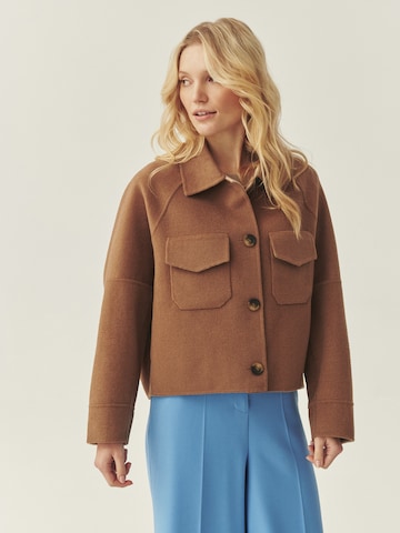 TATUUM - Casaco meia-estação em castanho: frente