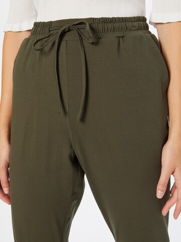 Coupe slim Pantalon 'Linda' Kaffe en vert