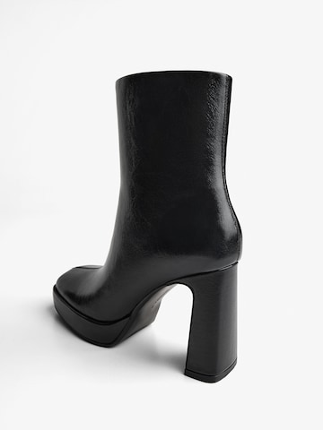 Bershka Nízké kozačky – černá