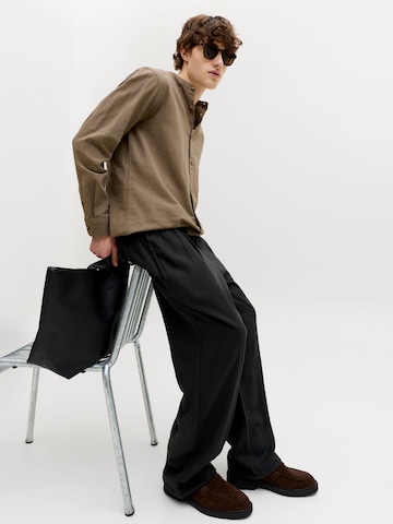 JACK & JONES - Pierna ancha Pantalón plisado en negro