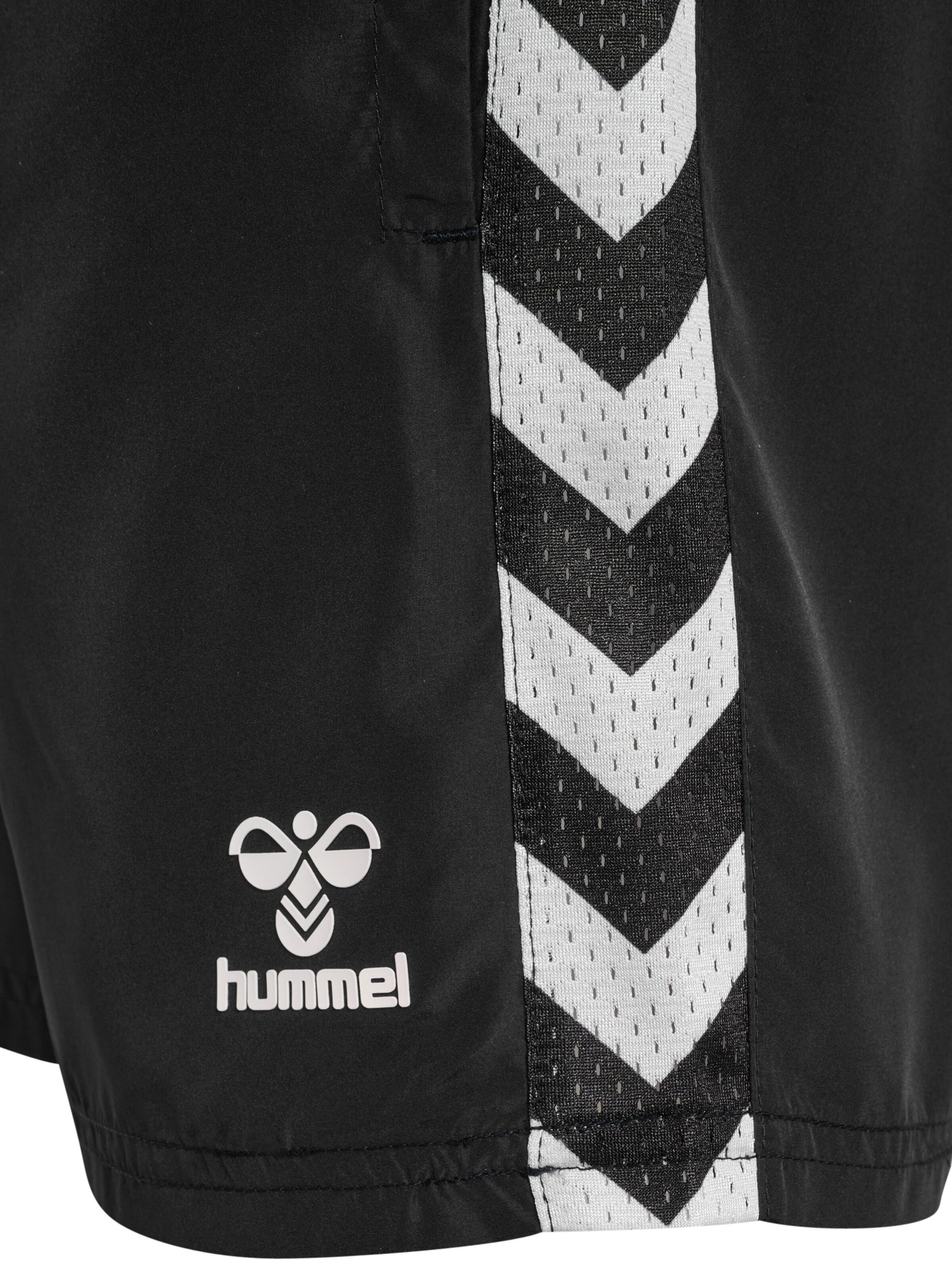 Hummel Regular Shorts in Schwarz