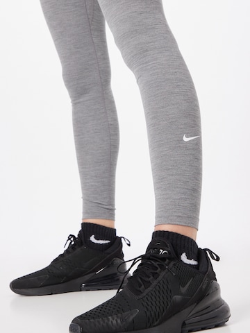 Skinny Pantaloni sportivi 'One' di NIKE in grigio