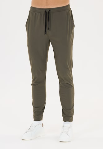 Virtus Tapered Hose 'Alonso V2' in Grün: Vorderseite