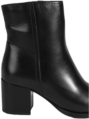 Desa Boots in Black