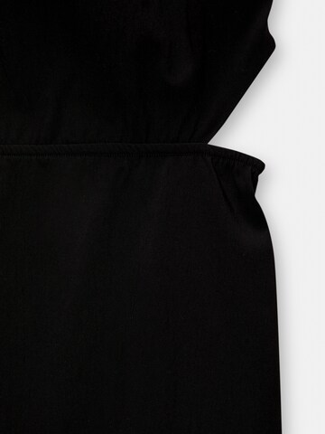 Rochie de la Pull&Bear pe negru