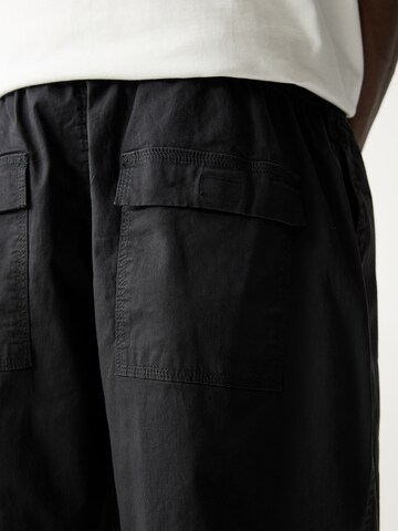 Loosefit Pantalon Pull&Bear en noir
