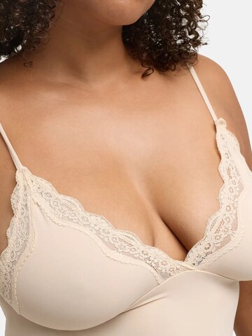 Haut 'Deep Neck Lace Top' cfab (formerly creamy fabrics) en beige